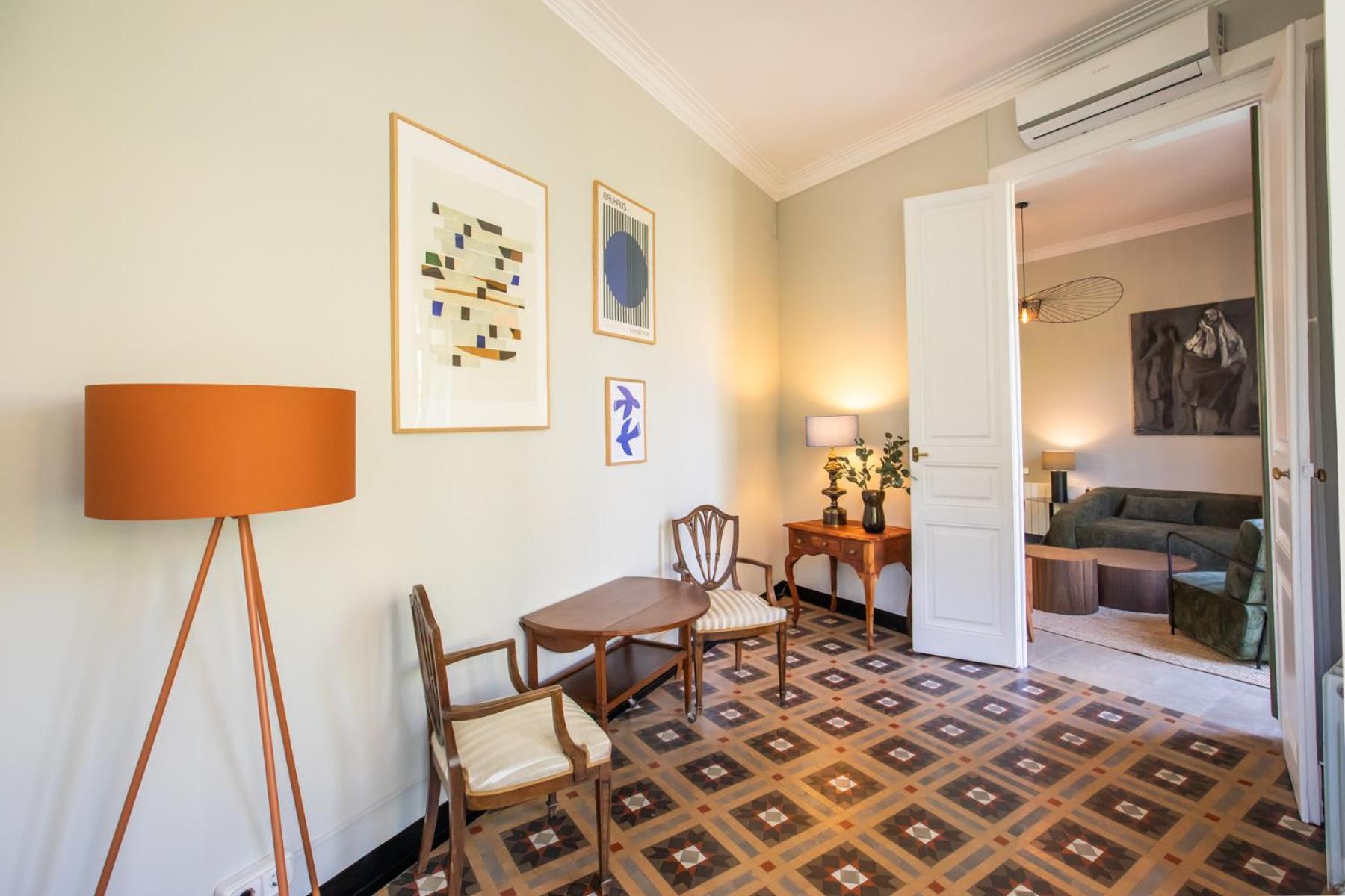 22dia1087- New 2br Flat In The Center!