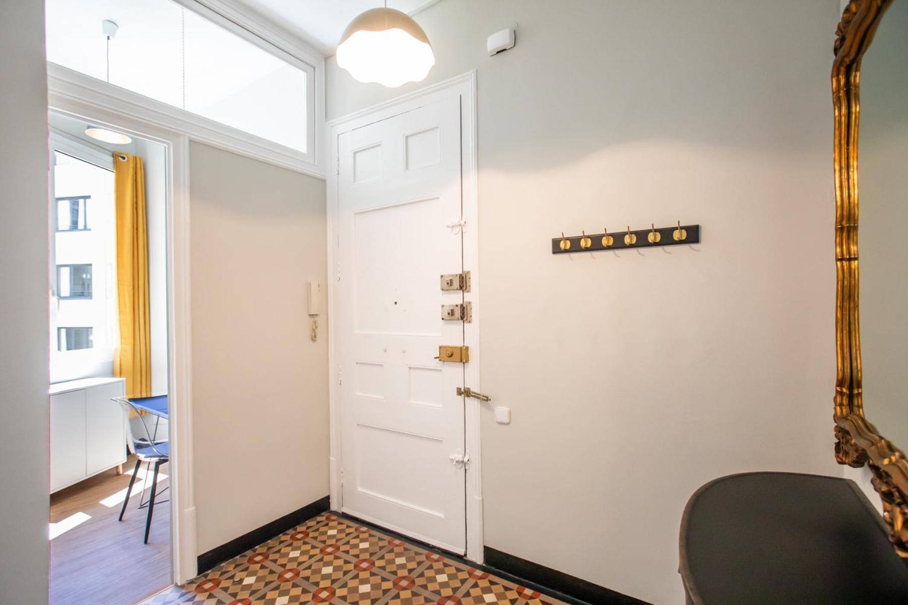 22dia1087- New 2br Flat In The Center! *